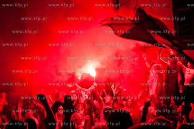 Gdansk. Dlugi Targ. Sympatycy Polskiej reprezentacji...