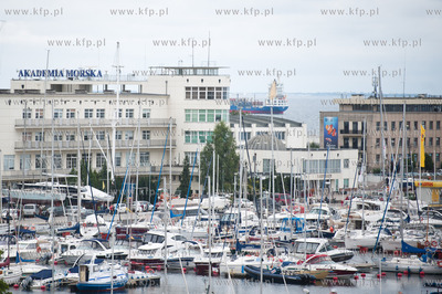 Gdynia. Port Jachtowy oraz w tle Akademia Morska oraz...