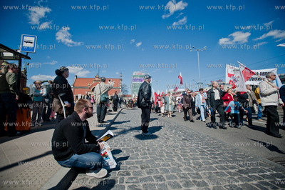 Gdansk. Manifestacja sympatykow Prawa i Sprawiedliwosci...