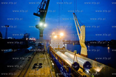 Stocznia Gdanska. Zaladunek elementow wiez wiatrowych,...
