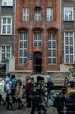 Gdansk. Kamienica przy ul. Mariackiej. Odsloniecie...