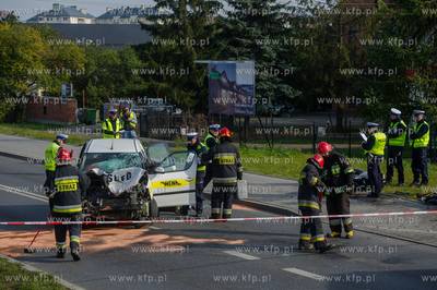 Gdansk. Wypadek drogowy auta i dwoch motocykli na ulicy...