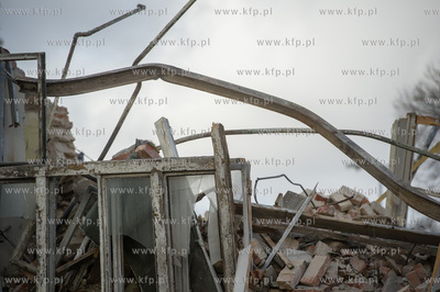 Gdansk. Rozbiorka budynku dawnej przychodni przy ulicy...