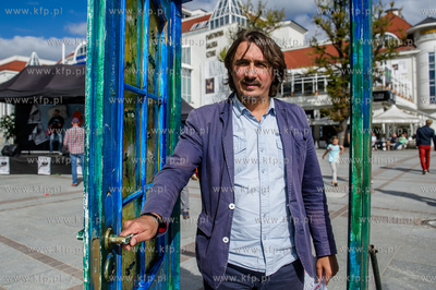 Plac Przyjaciół Sopotu. Przejście przez symboliczne...