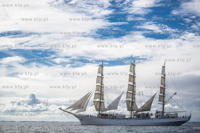 Zatoka Gdańsk. Wspólne ćwiczenia stawiania żagli...