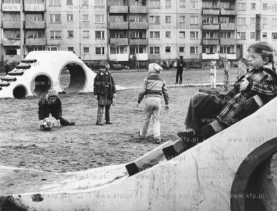 Plac zabaw na osiedlu Gdansk Zabianka. 04.1983 odbitka_02_28...