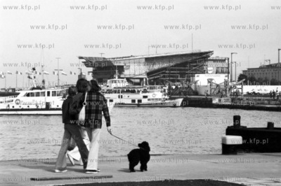 Gdynia Basen Prezydenta, w glebie nabrzeze Pomorskie....