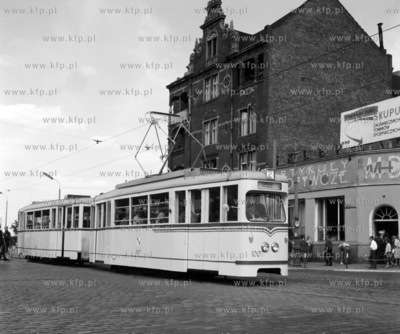 Tramwaj na ul. Podwalu Grodzkim, na wysokosci ul. Elzbietanskiej...