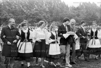 Dozynki na Pomorzu. Po lewej I sekretarz Komitetu Wojewodzikiego...