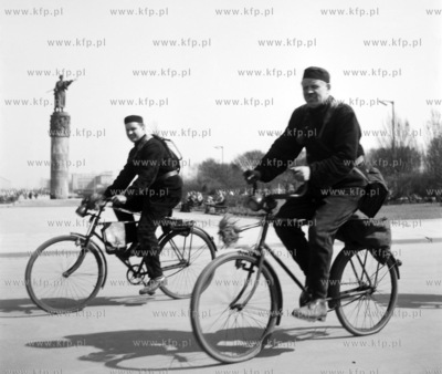 Kominiarze jadacy na rowerach na Skwerze Kosciuszki...