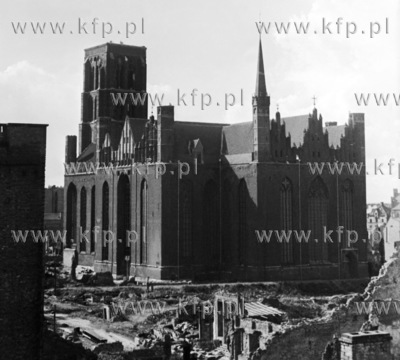 Zniszczony Gdansk po wojnie. Kosciol Mariacki. 1948...