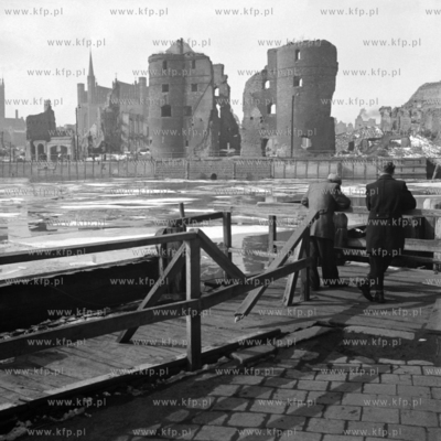 Zniszczony po II wojnie światowej gdański Żuraw,...