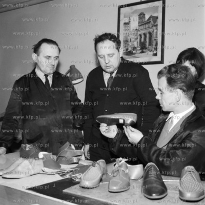 Kontrola jakości w zakładzie obuwniczym.
03.1967
0000558z_marzec1967
Fot....