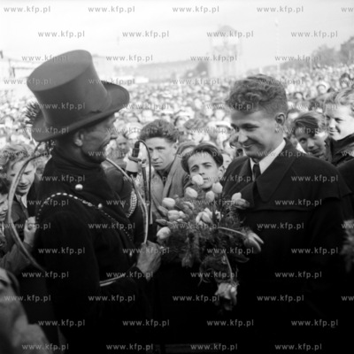 Życzenia od kominiarza. 
1966
0004756z_1966
Fot. Zbigniew...