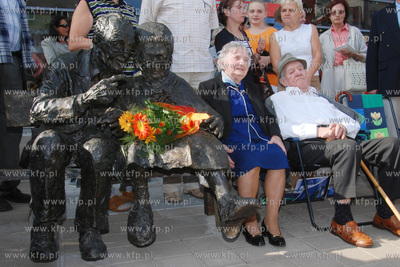 Plac Kaszubski w Gdyni. Odsloniecie rzezby " Para Kaszubow...