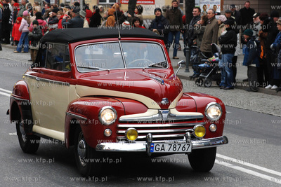 Gdynskie urodziny Niepodleglej. Nz. Parada niepodleglosci...