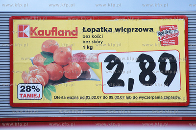 Bilboardy reklamujace promocje w markecie Kaufland...