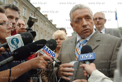 Koszalin. Prokuratura. Andrzej Lepper w drodze ne przesluchanie...