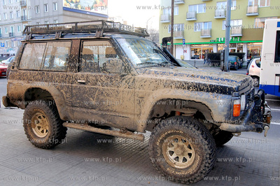 Gdynia. Zablocony samochod terenowy stojacy przy ul....