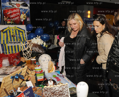 Gdynia. XVII Final WOSP. Gdynska licytacja fantow,...