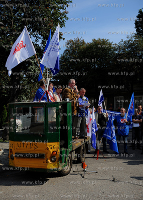 Gdynia. Pikieta pod brama do Stoczni Gdynskiej nawolujaca...