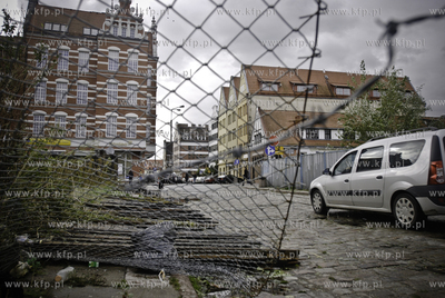 Przewalone ploty i wyrwane z korzeniami drzewa to skutek...