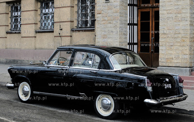 Czarna Wolga stojaca przed gmachem Dowodztwa Marynarki...