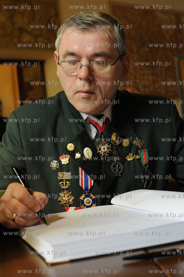 Wejherowo. W wejherowskim ratuszu wylozono ksiege kondolencyjna...