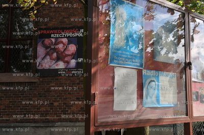 Gdansk Orunia. Antyaborcyjna wystawa na scianach kosciola...