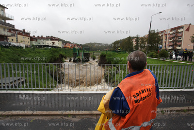 W wyniku duzych opadow deszczu doszlo do przerwania...