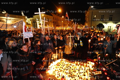 Warszawa. Pol roku po katastrofie w Smolensku pod Palacem...