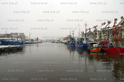 Port morski w Ustce pokryty pierwszym sniegiem.27.11.2010Fot....