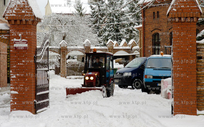 Slupsk

Trwa odsniezanie ulic i chodnikwo w Slupsku....
