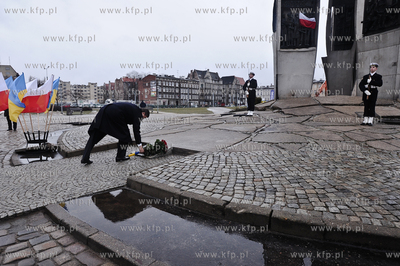 Zlozenie kwiatow pod pomnikiem poleglych stoczniowcow...