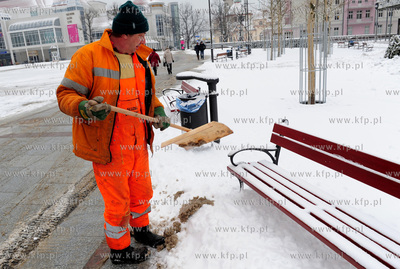 Sopot. Odsniezanie ulicy Bohaterow Monte Cassino, Placu...