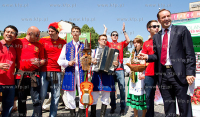 Gdansk. Targ Weglowy. Kampania promujaca truskawke...