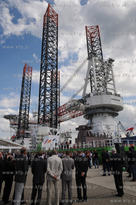Gdansk. Nabrzeze Obroncow Westerplatte. Podniesienie...