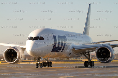 Boeing 787 Dreamliner laduje na Rebiechowie. Najnowszy...
