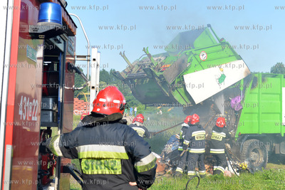 Pozar smieciarki Sanipor na ulicy Slaskiej w Gdyni....