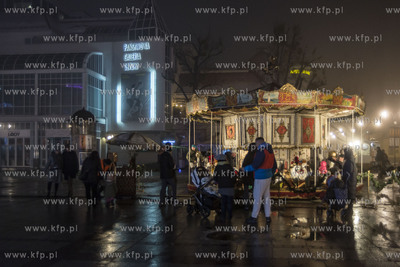 Sopot. Iluminacje świetlne i karuzela na Placu Przyjaciół...