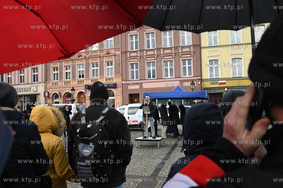 Około setki przeciwników szczepień i obostrzeń...