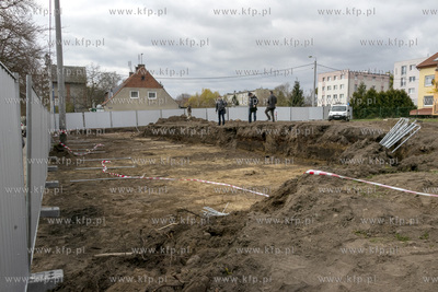 Stawianie ogrodzenia wokół placu pomiędzy ulicami...