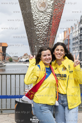 Kibice Manchester United i Villarreal fotografują...