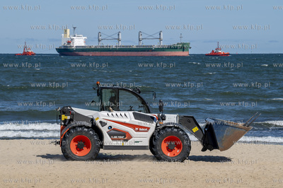 Gdańsk Brzeźno. Wejście na plażę nr 41. Holowanie...