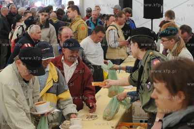 Gdansk, Targ Weglowy. Sniadanie wielkanocne dla ubogich...