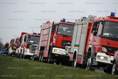 Ćwiczenia podczas symulowanego pozaru cysterny z gazem...