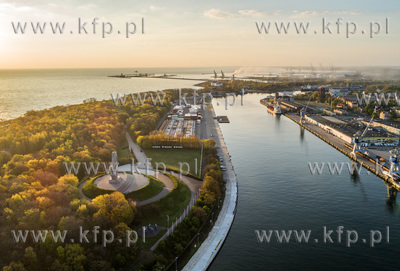 Port Gdańsk, w dole pomnik na Westerplatte. 13.05.2017...
