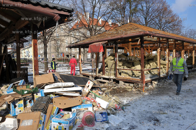 Rozbiorka pawilonow handlowych wzdluz starych murow...