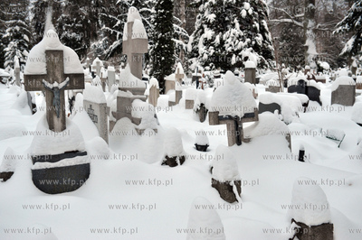 Zasniezony cmentarz w Oliwie. 
26.12.2010
fot. Maciej...