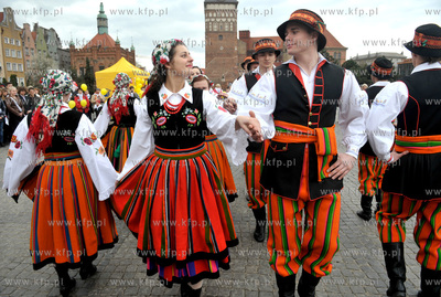 Gdansk. Targ weglowy. I Miejski Polonez Maturzystow....